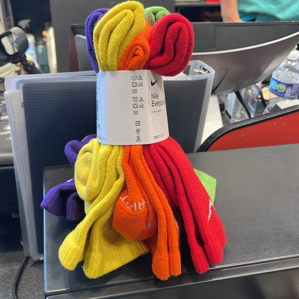 Nike Everyday Plus Cushioned
Training Crew Socks (6 Pairs) - Picture 7 of 16